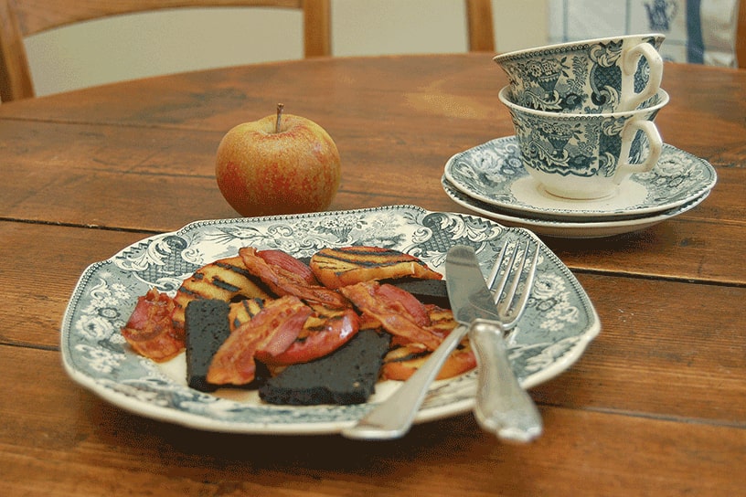 Balkenbrij met spek en appels op een bord